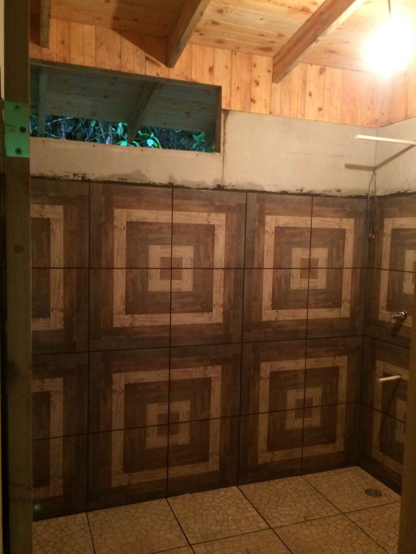 GAMAR-casa-de-madera-dos-niveles-balcon-cuarto-de-bano