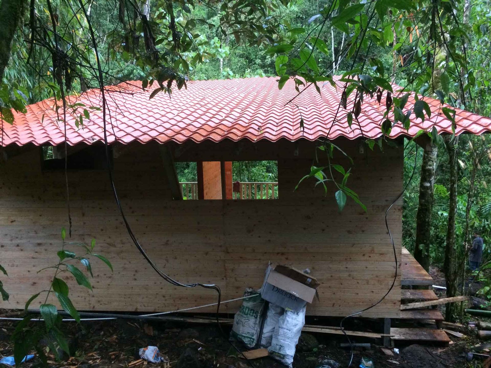 GAMAR-casa-de-madera-dos-niveles-balcon-exterior