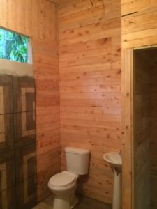 GAMAR-casa-de-madera-dos-niveles-balcon-servicio
