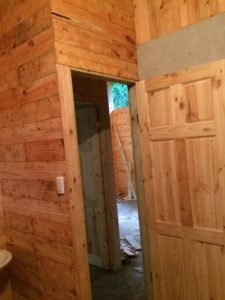 GAMAR-casa-de-madera-dos-niveles-puerta